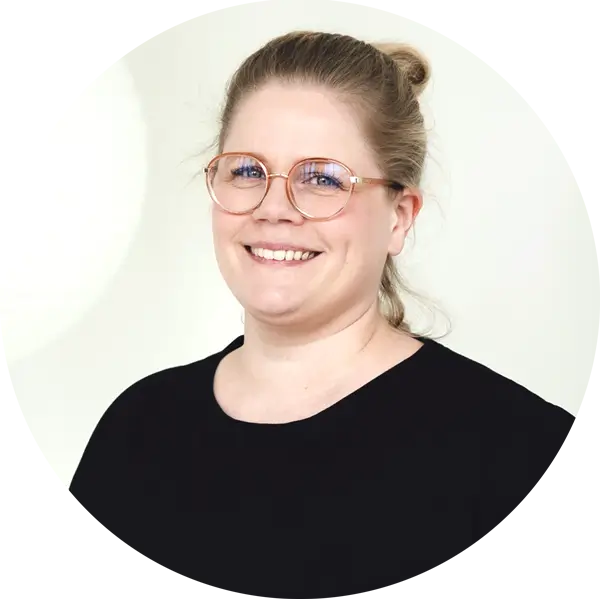 Joogaopettaja elina k. Opettajaa barajoogassa.
