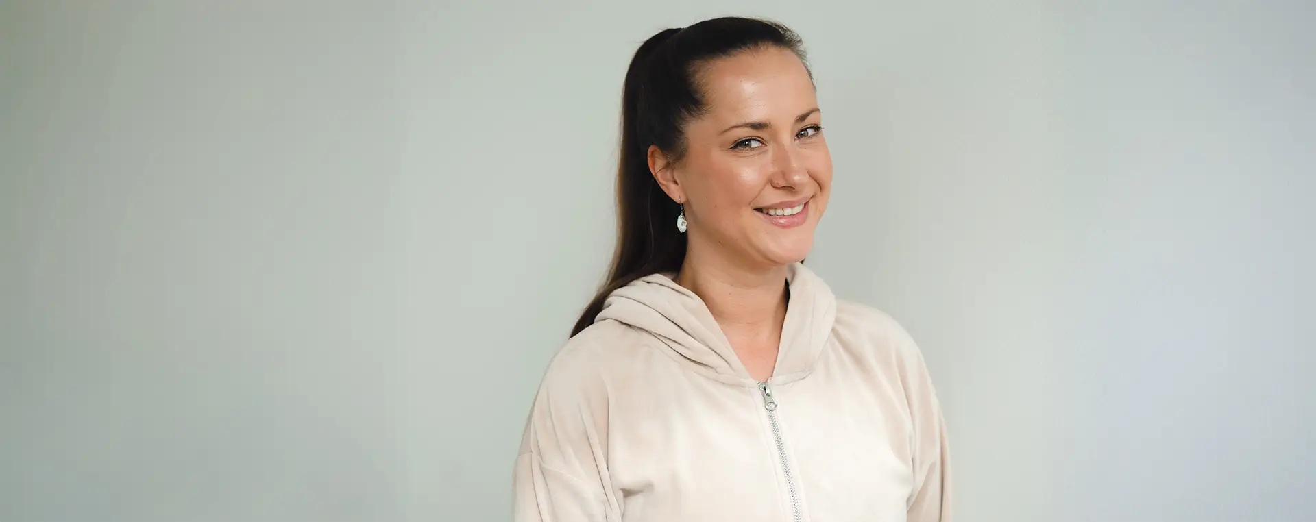 Hanna ohjaa Barajoogassa pilatestunteja.