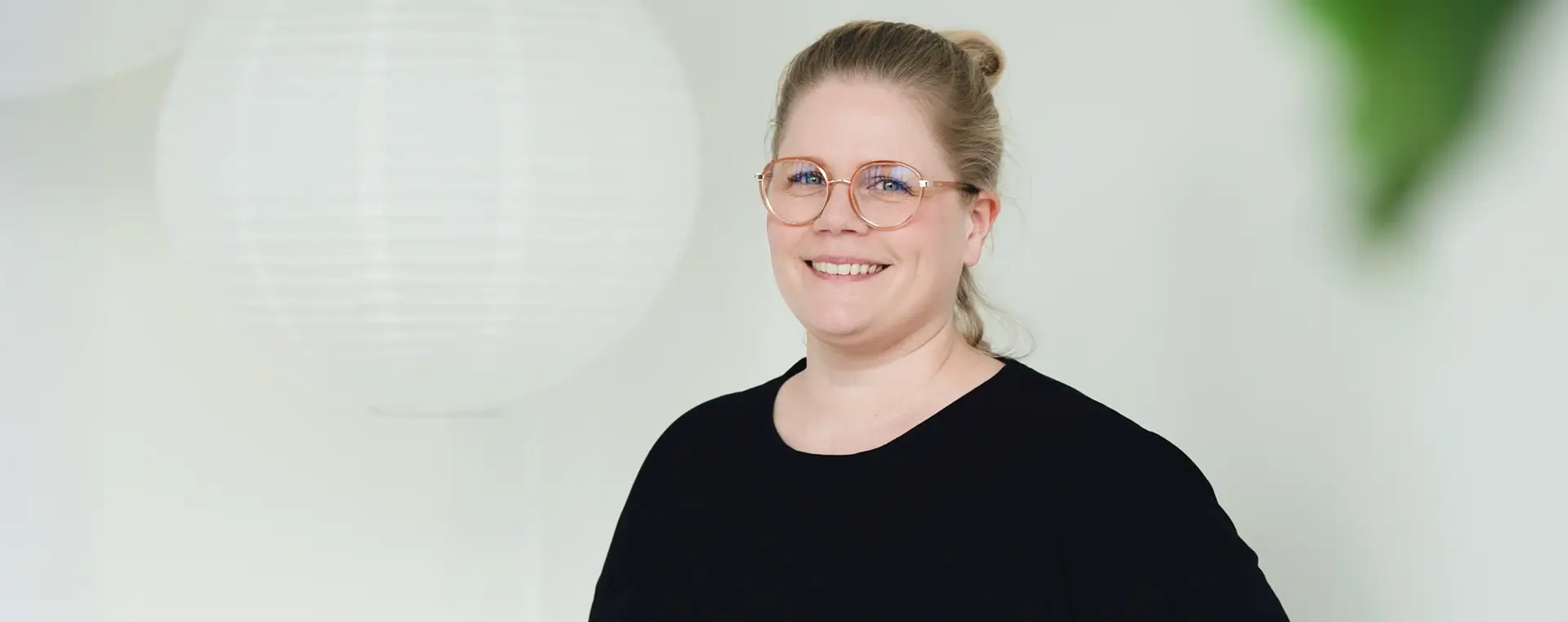 Elina K. opettaa Barajoogassa Peter Hess Soiva syvärentoutus äänimaljatunnilla.