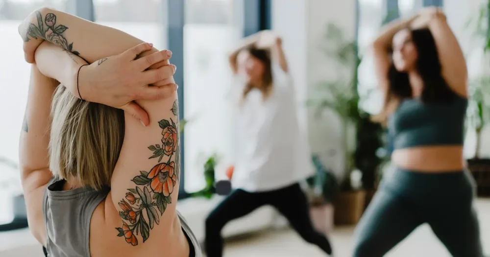 Dynaaminen flow joogatunti barajoogassa elinan ohjaamana.