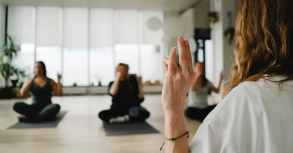 Kundaliinitunti barajoogassa nooran ohjaamana.