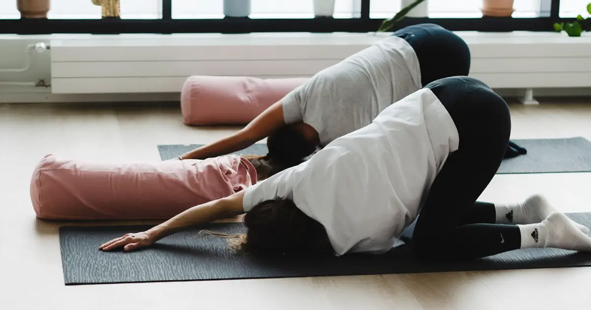 Joogaaja tekee rauhallista lounasjoogaharjoitusta barajoogan studiossa, jossa keho ja mieli saavat hengähdystauon päivän keskellä.