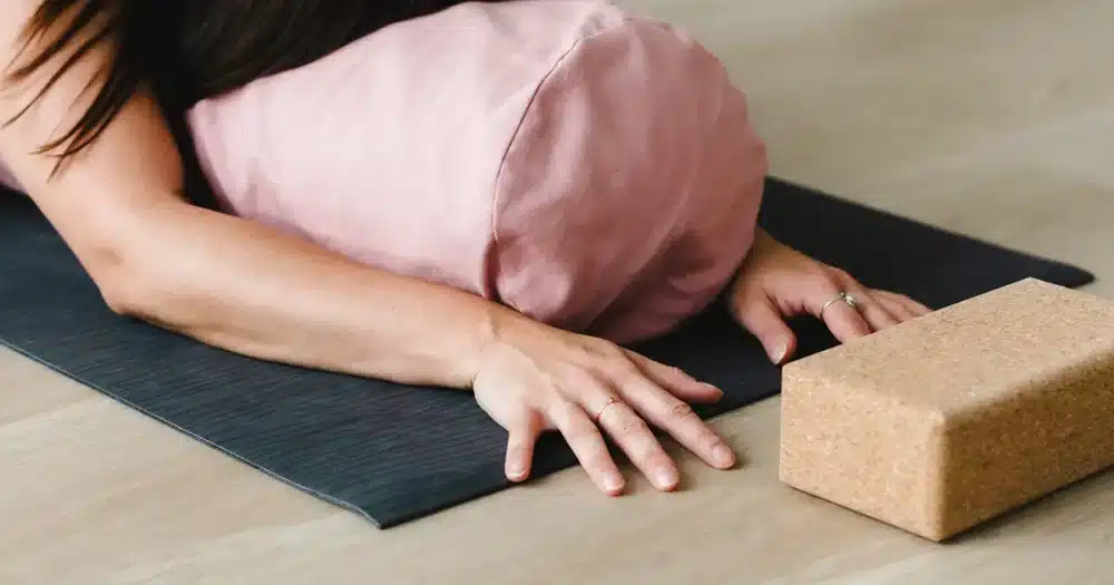 Restoratiivinen yin ja rumpurentoutus-joogatuntunti barajoogassa, helsingin sompasaaressa.