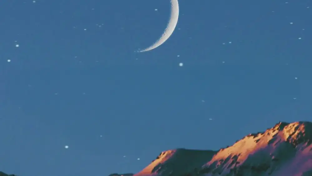 Puolikuun alla sinisellä taivaalla teksti “uuden vuoden workshop: unelmakartta & yin-jooga” – barajooga helsinki