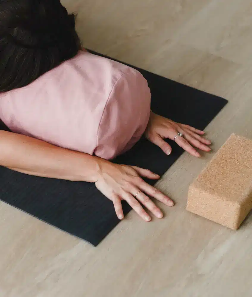 Keskittynyt joogaharjoitus kokeneelle joogaajalle