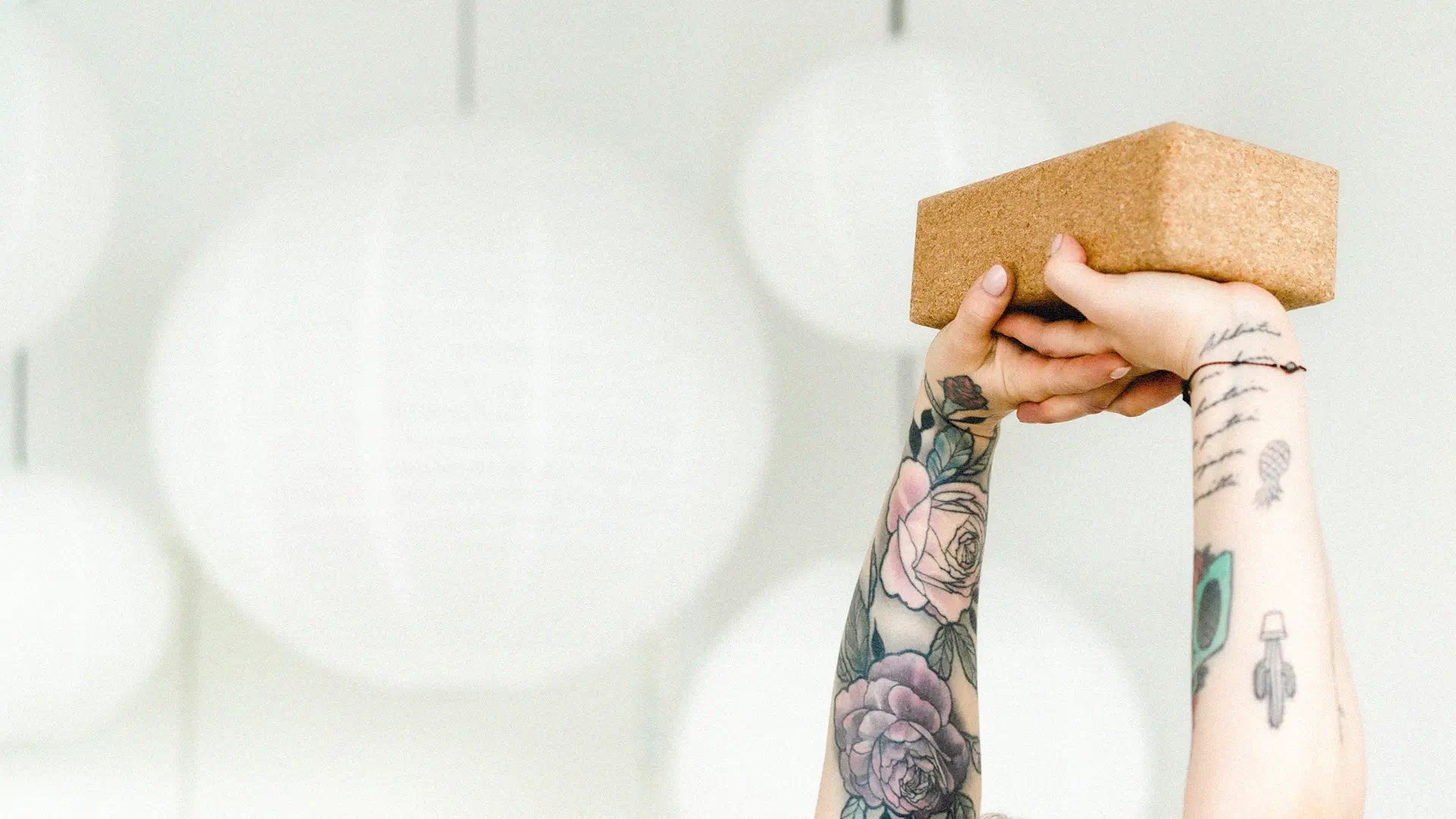 Joogaharjoitus barajoogan studiolla kokeneelle harjoittelijalle