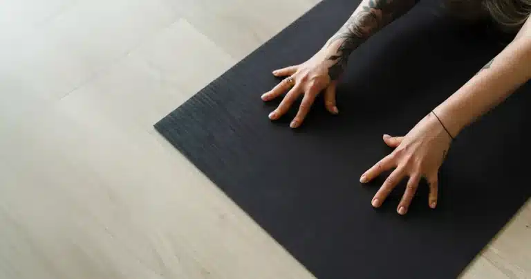 Rauhallinen Yin + Reiki -joogatunti, jossa tehdään lempeitä yinjooga-asentoja levollisessa salissa