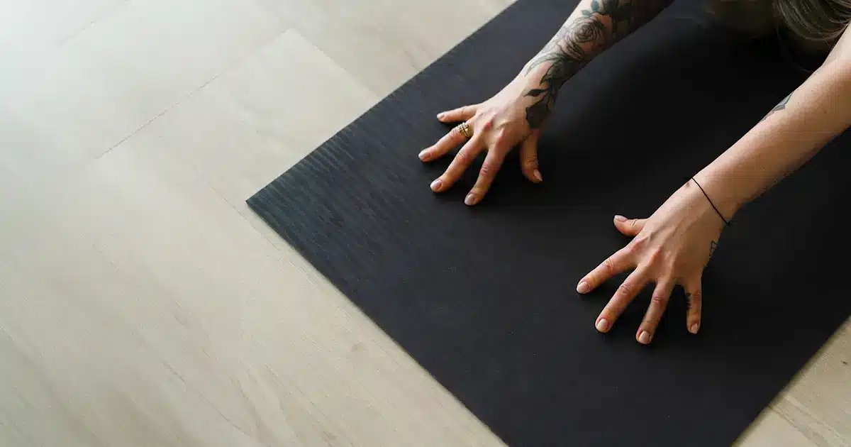 Rauhallinen yin + reiki -joogatunti, jossa tehdään lempeitä yinjooga-asentoja levollisessa salissa